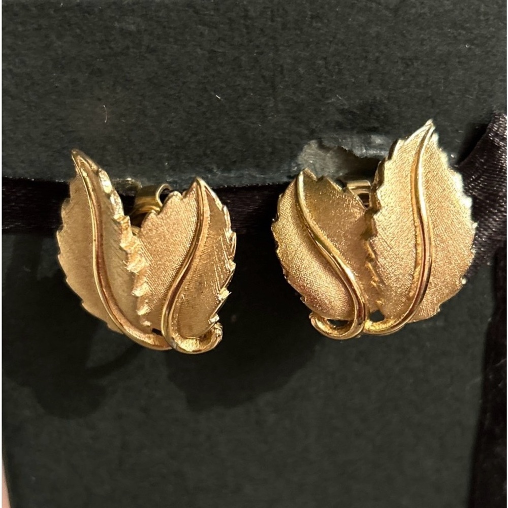 Vintage TRIFARI Textured Gold Tone Leaf Clip On Earrings